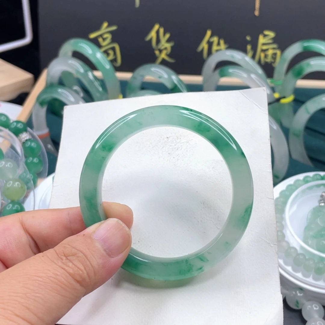 智***界石英质玉未镶嵌手镯