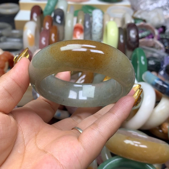 石英质玉手镯未镶嵌宋**?