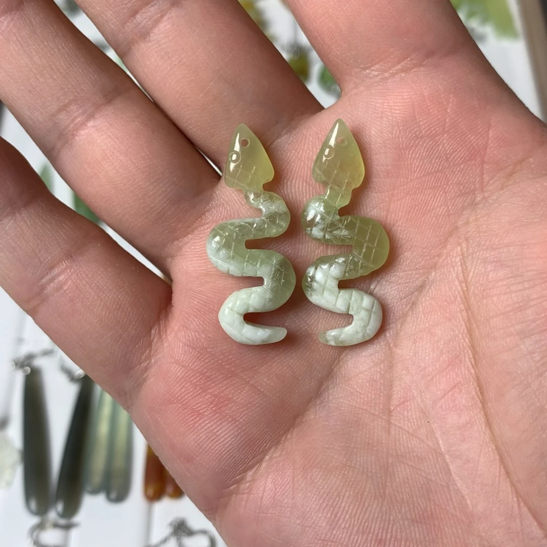 蛇纹石玉耳环未镶嵌