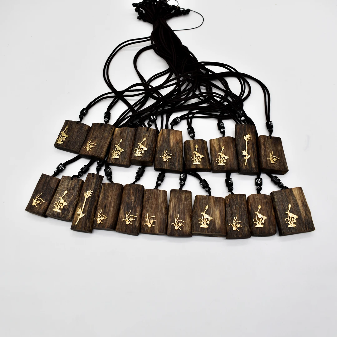 沉香【高油镶嵌】奇楠新品镶嵌无事牌随型吊坠多样性发一