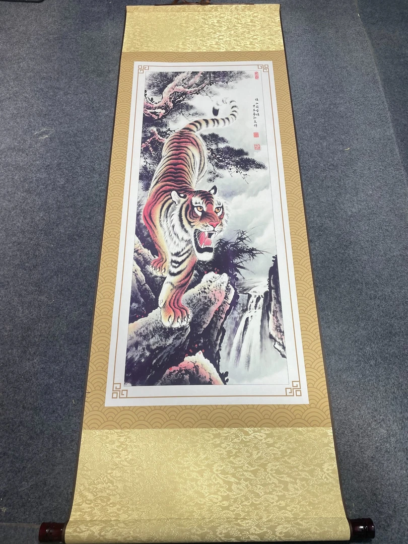 《震山国皆惊 . 下山虎》 宽45高140 国画9.20