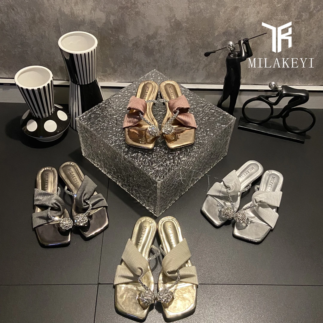 2025年夏季新款水钻鸽子蛋链条纽带平底套趾拖鞋爆款时尚百搭凉拖