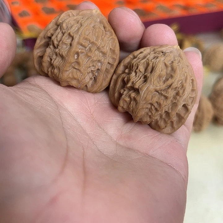 把件文玩核桃36左右瑕疵白狮子