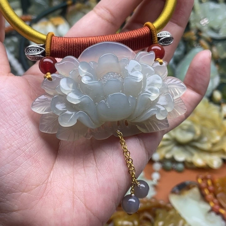 蛇纹石玉吊坠合金