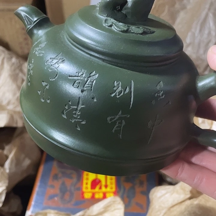 用***9茶壶紫砂原矿泥料手工制作的一把紫砂壶。