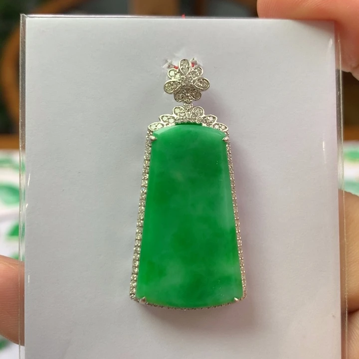 颈饰18K金镶嵌翡翠翡翠吊坠