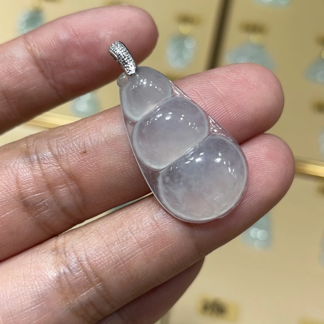 颈饰18K金镶嵌翡翠豆子