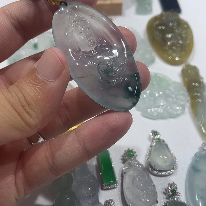 翡翠未镶嵌颈饰观音头