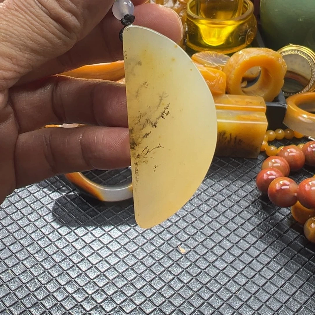 石英质玉未镶嵌颈饰