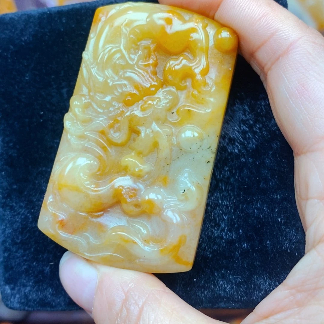 未镶嵌石英质玉（黄龙玉）颈饰