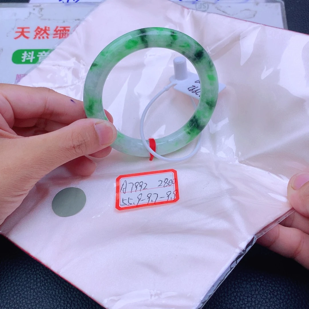 翡翠手镯未镶嵌翡翠