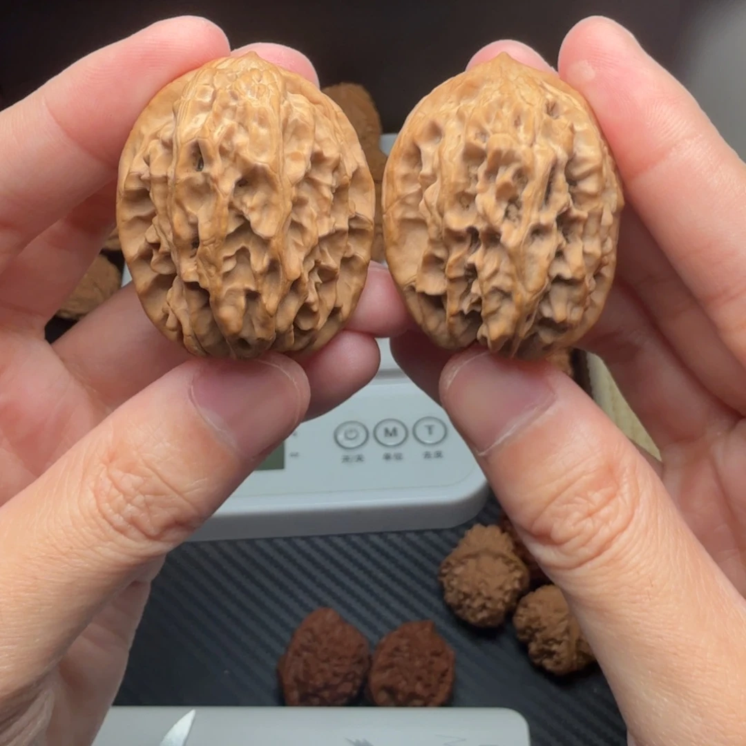 文玩核桃把件野生油蜡皮鸡心边36