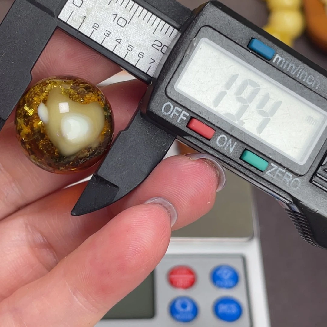 未镶嵌琥珀裸石微瑕279