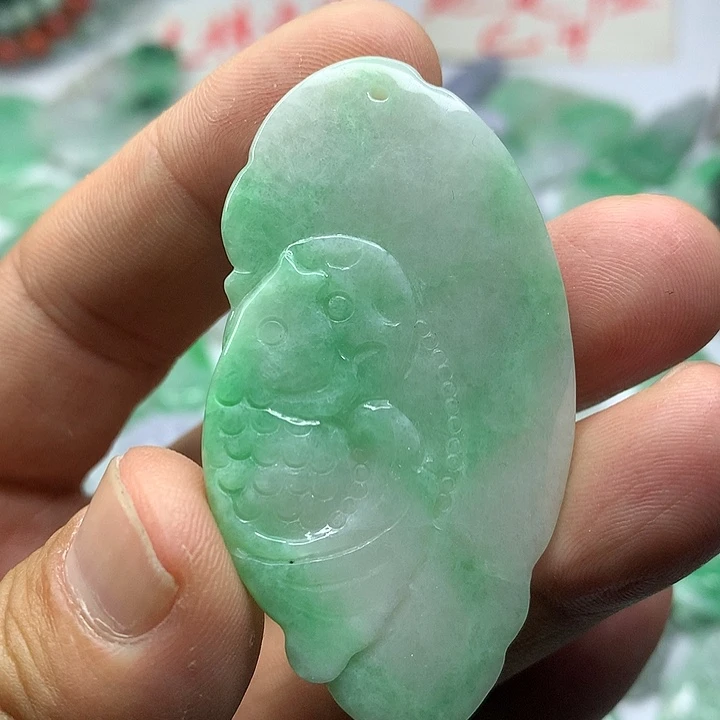 翡翠未镶嵌吊坠(赠链)