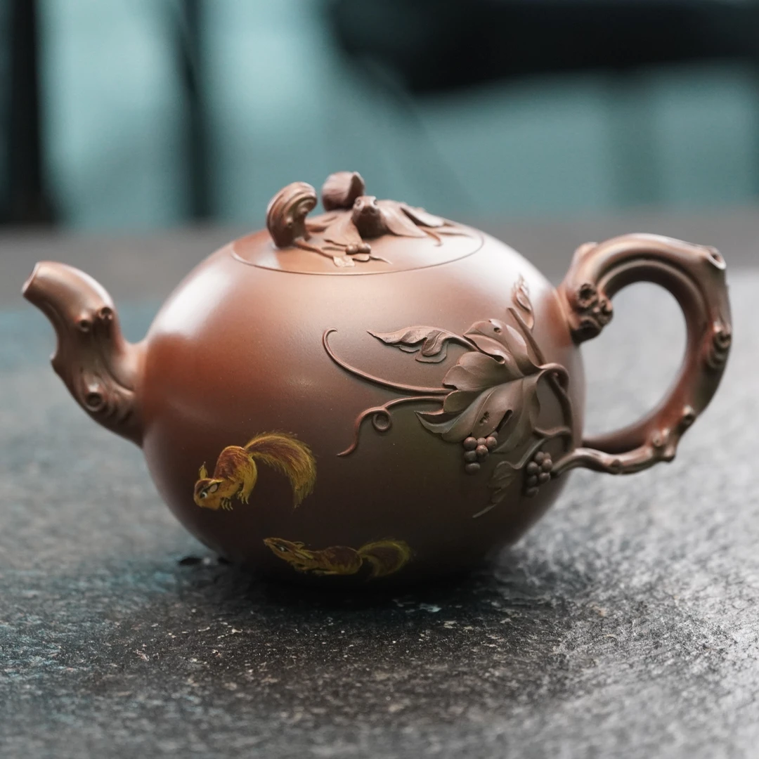 20017 桑黎兵 紫砂龙山紫泥松鼠葡萄壶（650cc）