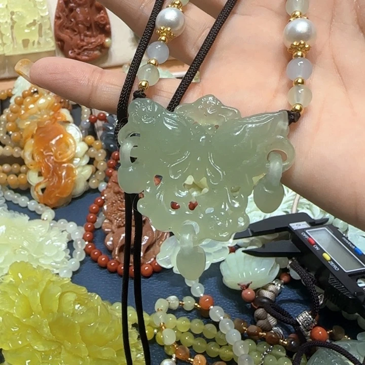 合金蛇纹石玉吊坠