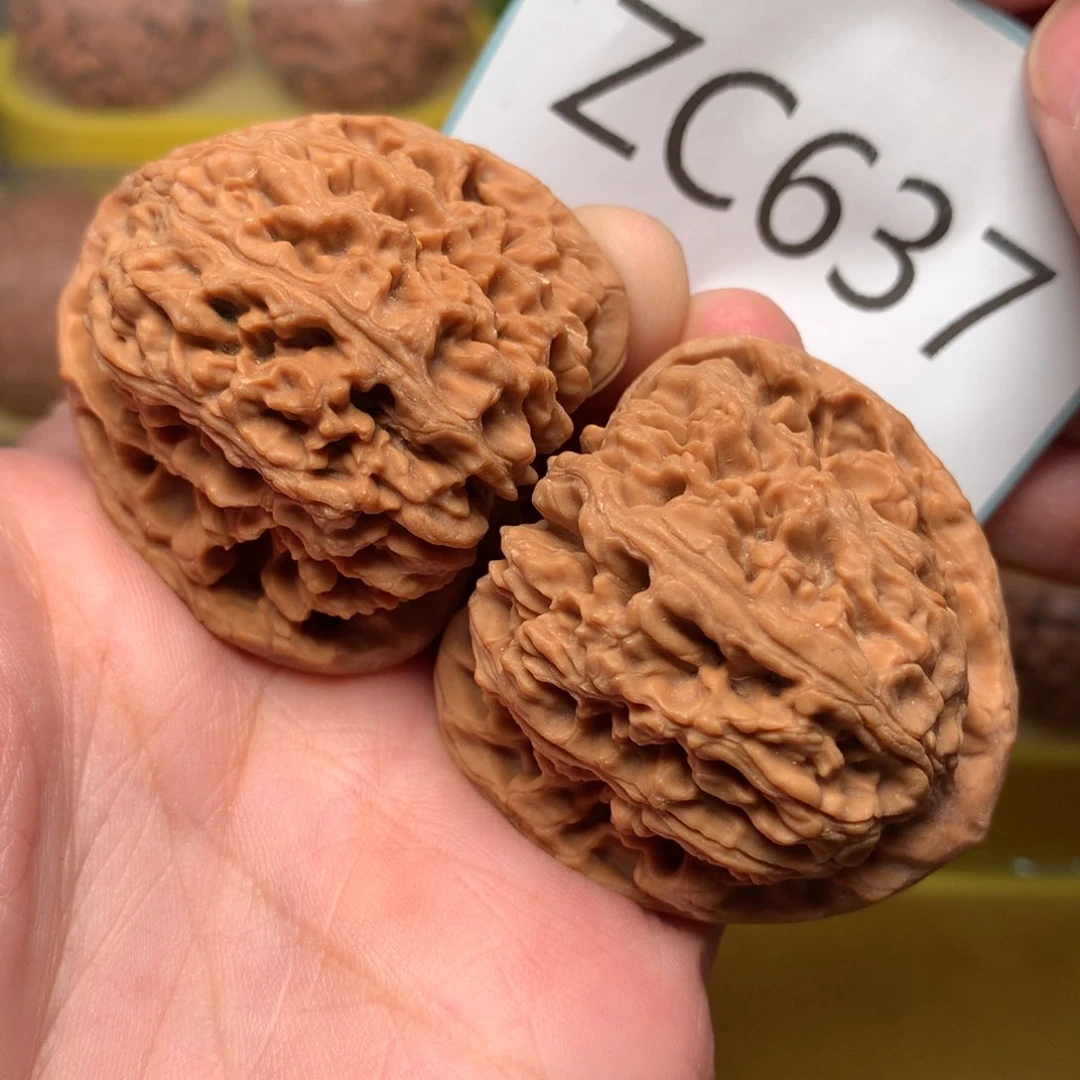 文玩核桃把件红皮三角疆42