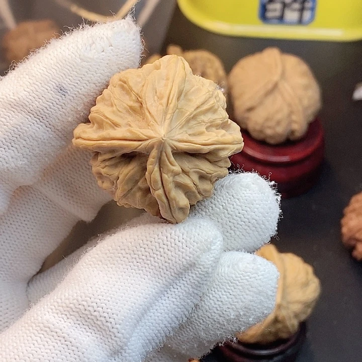 挪***林文玩核桃吊坠瑕疵单只不退不换