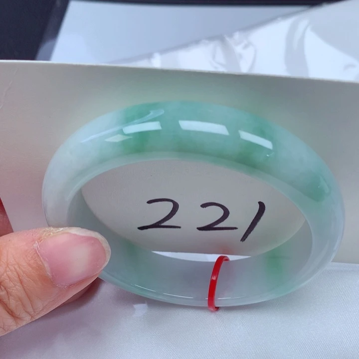 翡翠手镯未镶嵌翡翠