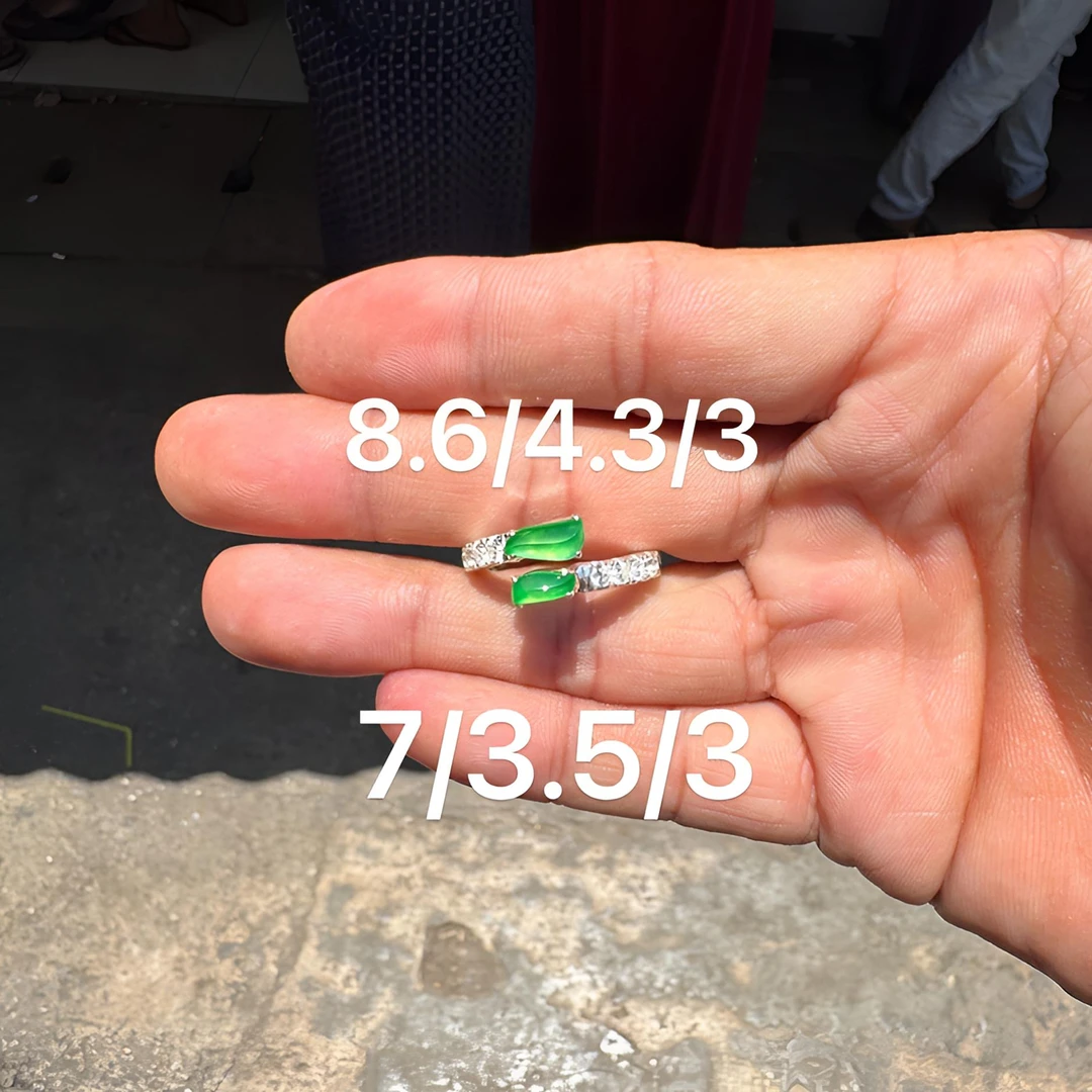 0701(小哪吒在源头)玻璃种翡翠炸光阳绿随形戒面干净荧光足M60