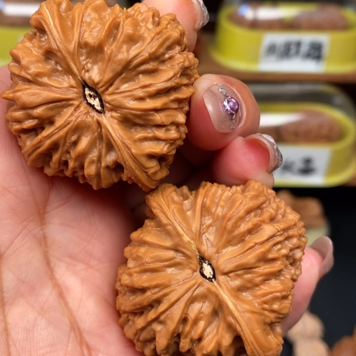 孙***两文玩核桃吊坠44南疆石