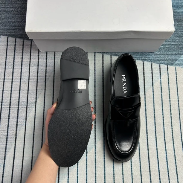 未使用 Prada/普拉达 黑色镂空三角标乐福鞋三八码