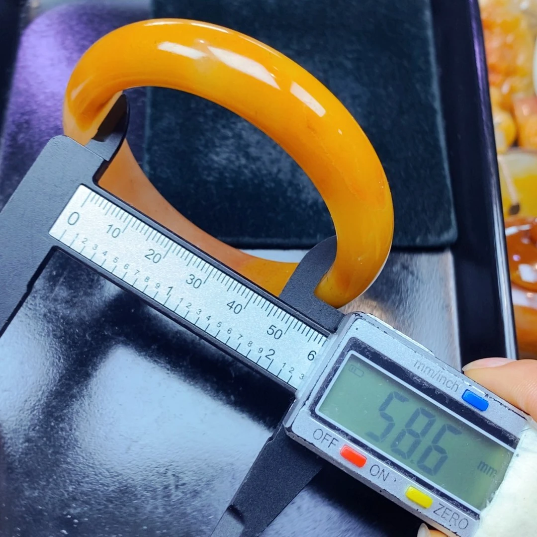 未镶嵌石英质玉（黄龙玉）颈饰