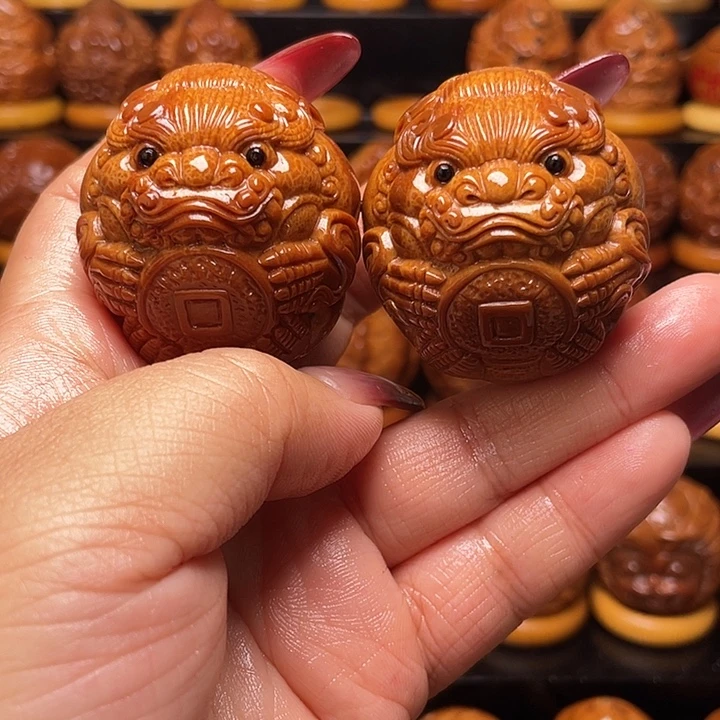 蓝***云把件橄榄核橄榄雕刻