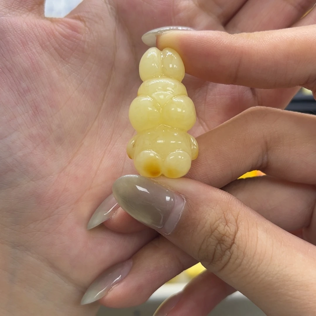 琥珀未镶嵌颈饰天然琥珀白兔