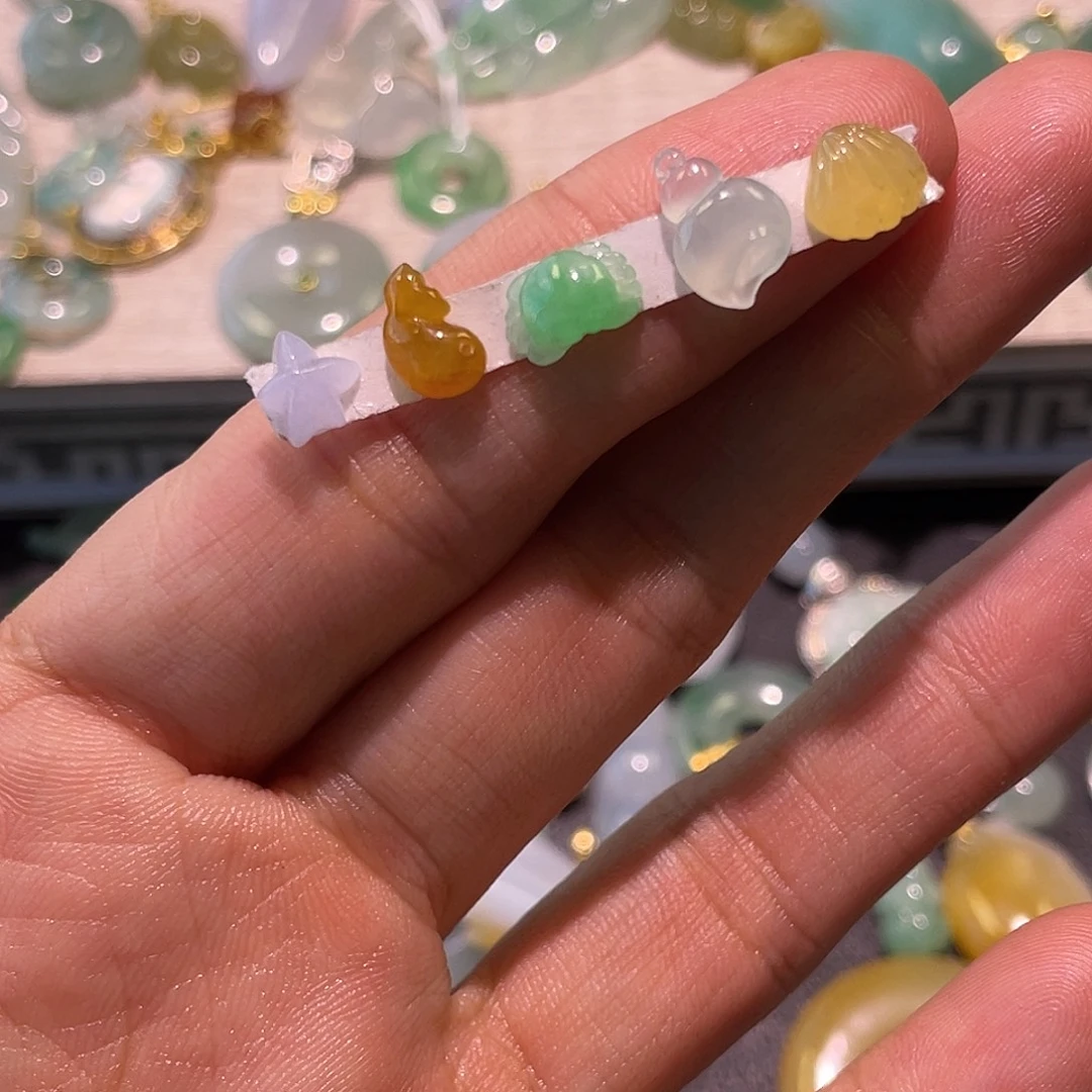 翡翠未镶嵌颈饰海底世界