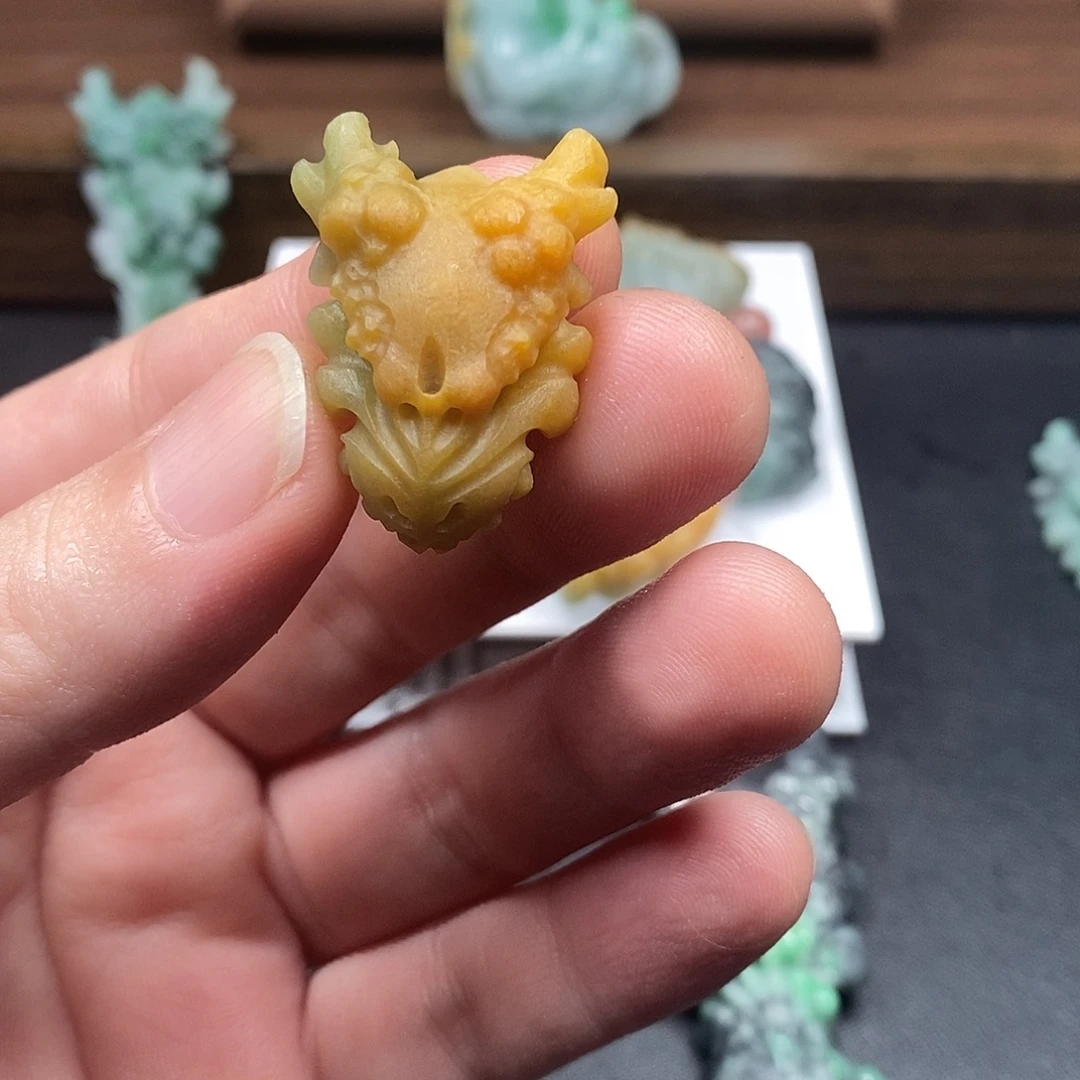 雅***智未镶嵌定制翡翠毛货抛光