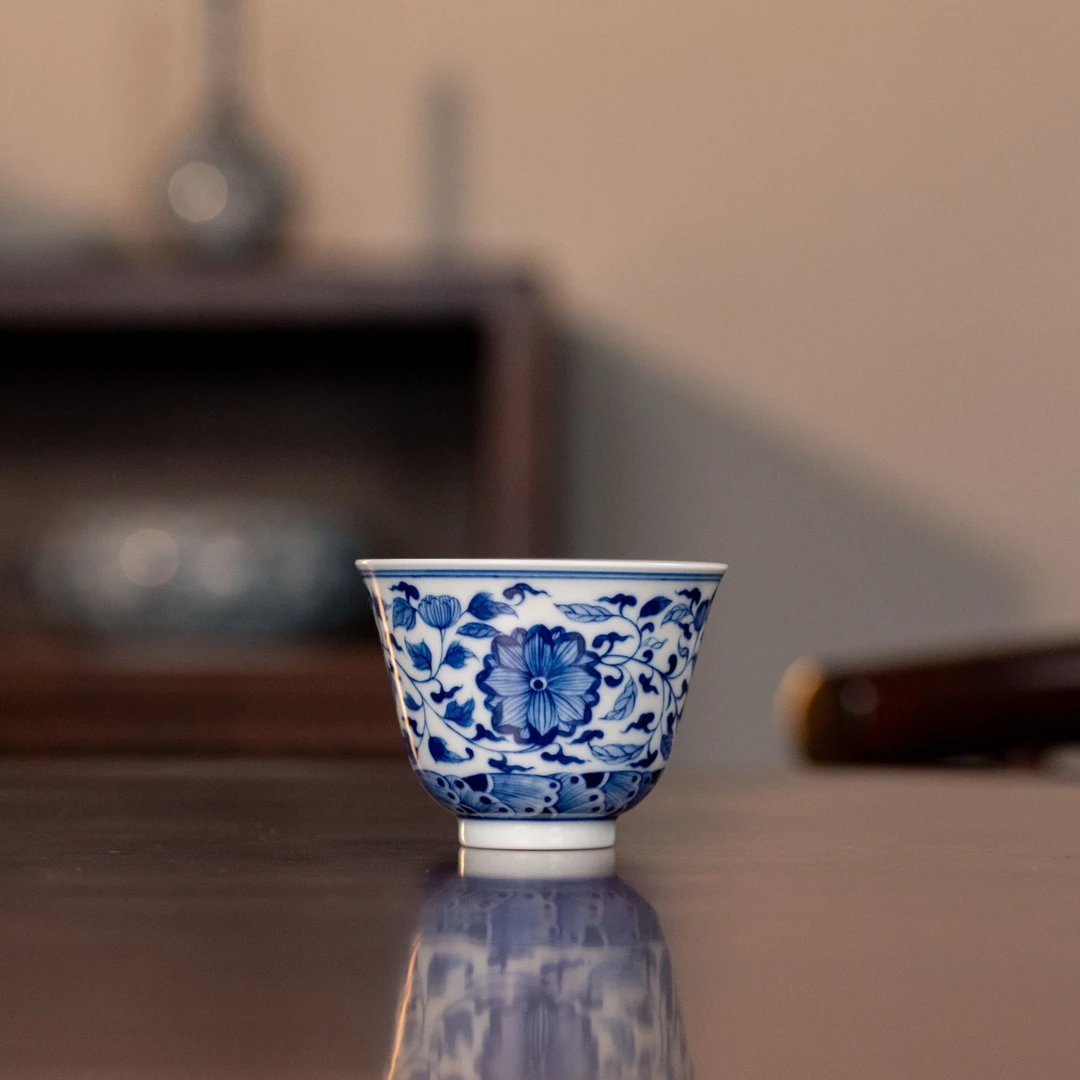 博渊堂青花缠枝花卉铃铛杯