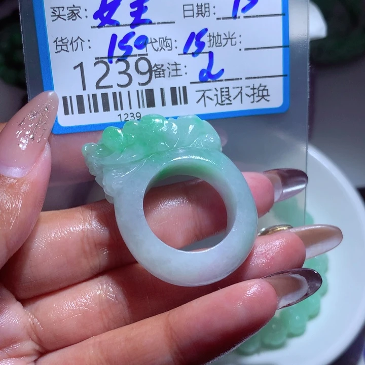 翡翠未镶嵌颈饰姐***王