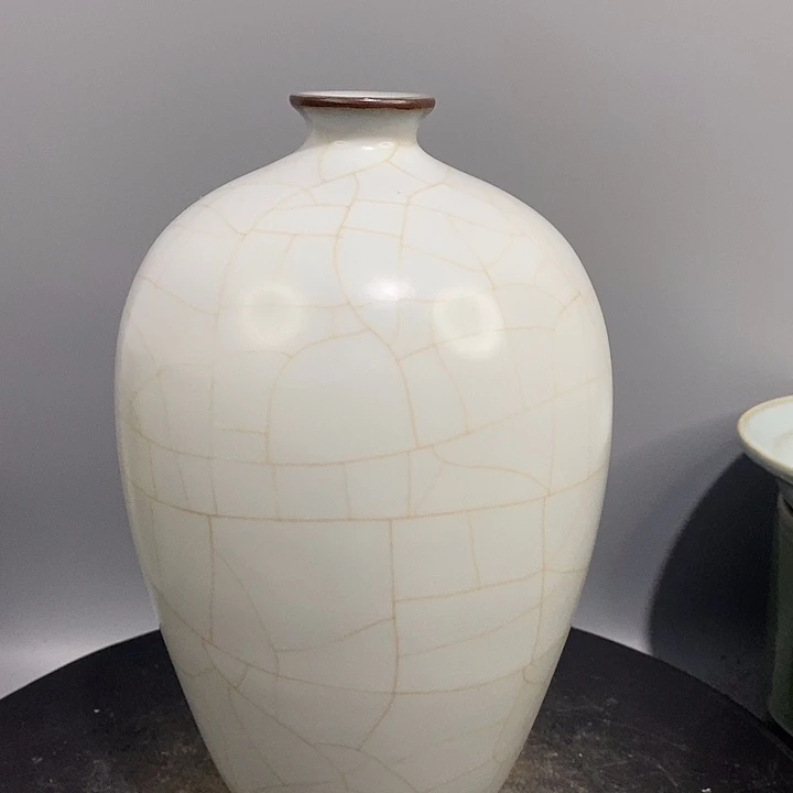 官窑梅瓶造型美观