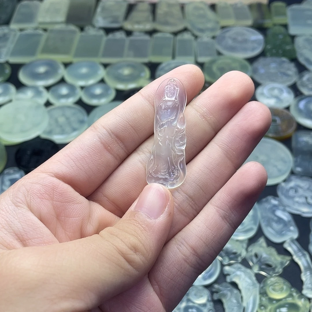 岫玉未镶嵌颈饰观音