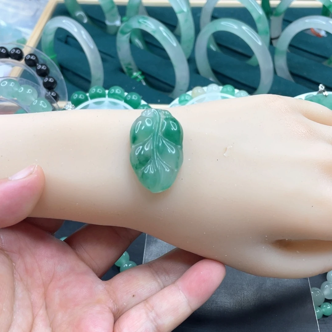 开***3石英质玉未镶嵌颈饰