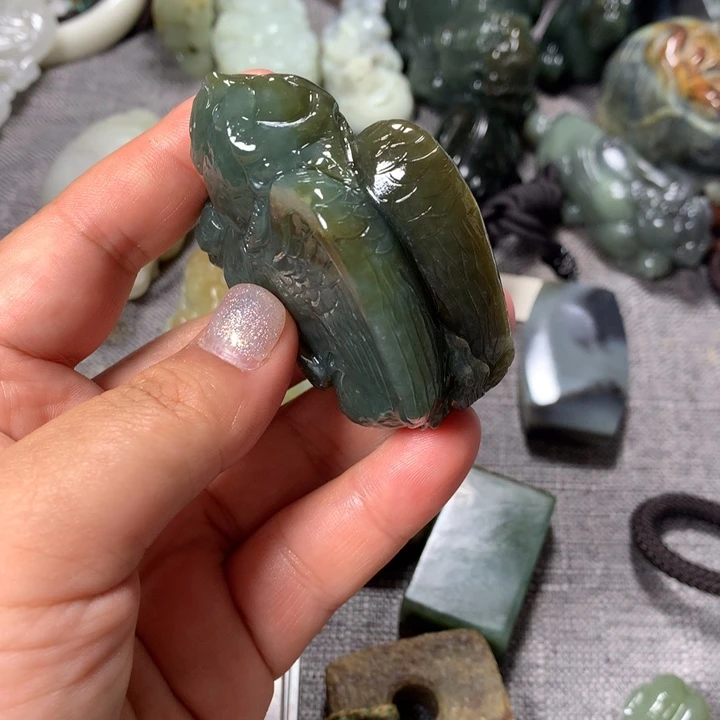 和田玉未镶嵌把件有瑕疵