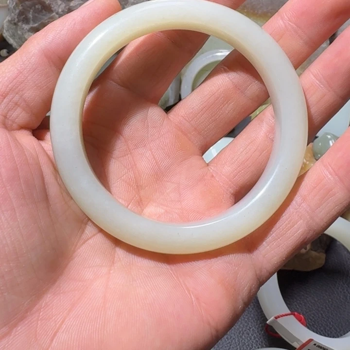 和田玉未镶嵌手镯