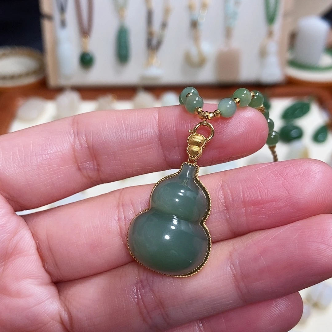 和田玉18K金镶嵌颈饰