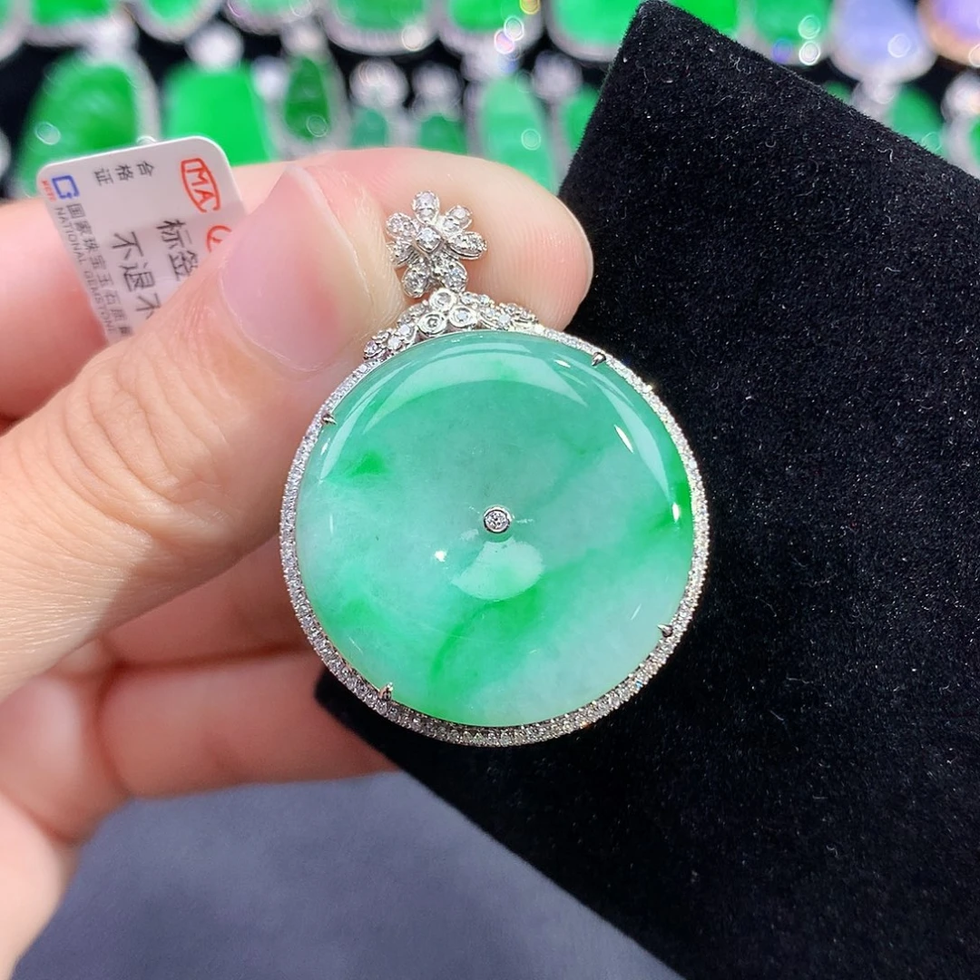 翡翠18K金镶嵌颈饰