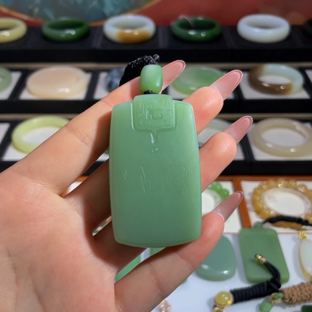 和田玉未镶嵌颈饰·粉绿无事牌