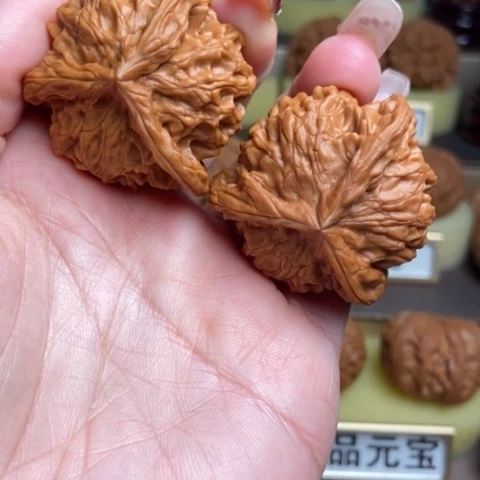 文玩核桃吊坠三棱