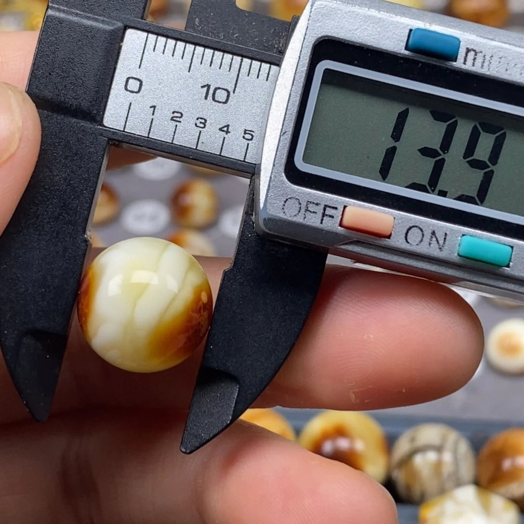 琥珀颈饰未镶嵌圆珠