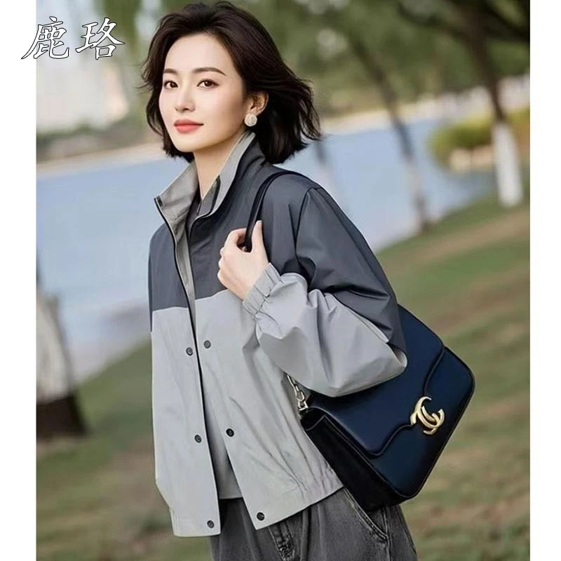 2025年春秋新款宽松立领冲锋衣短款外套女爆款小众百搭高级感上衣