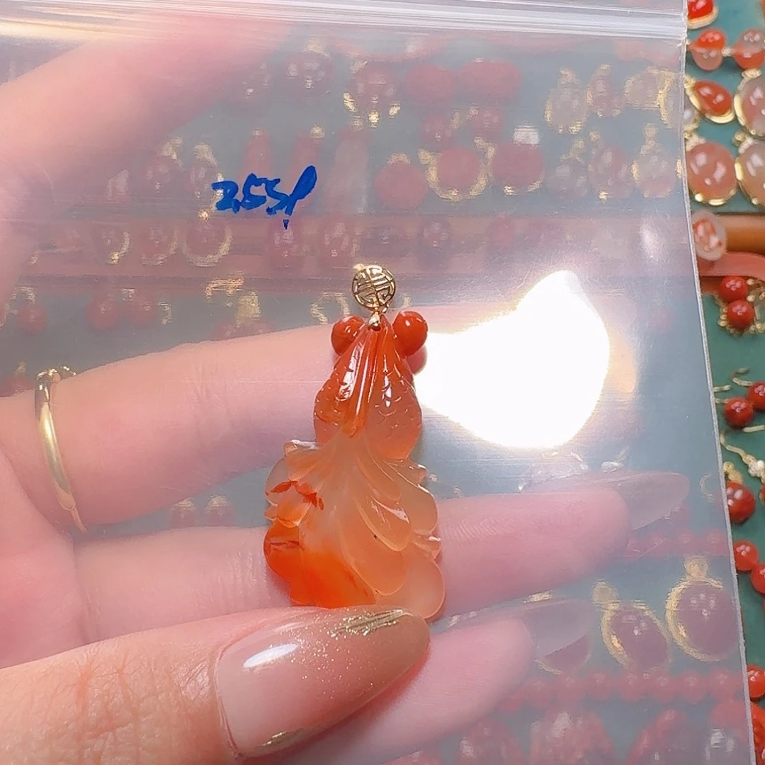 南红玛瑙18K金镶嵌吊坠