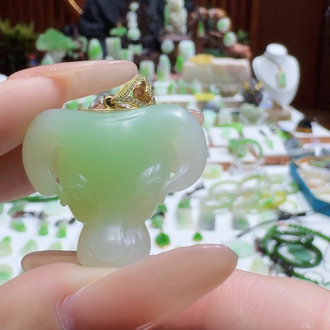 和田玉翠青牛18K金镶嵌