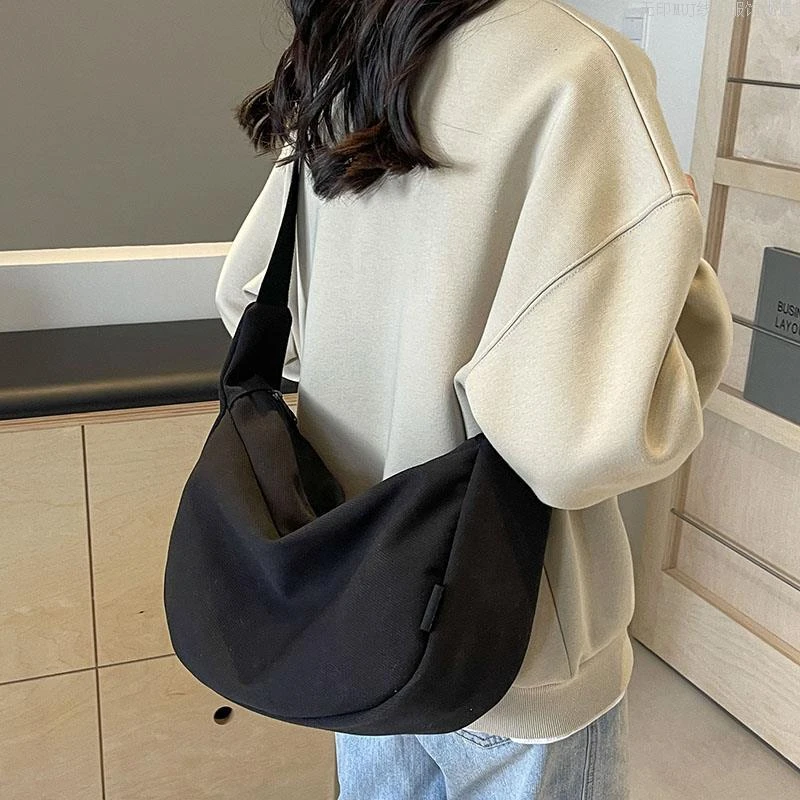 无印品质日系大容量通勤包简约斜挎包2025新质感帆布单肩饺直发