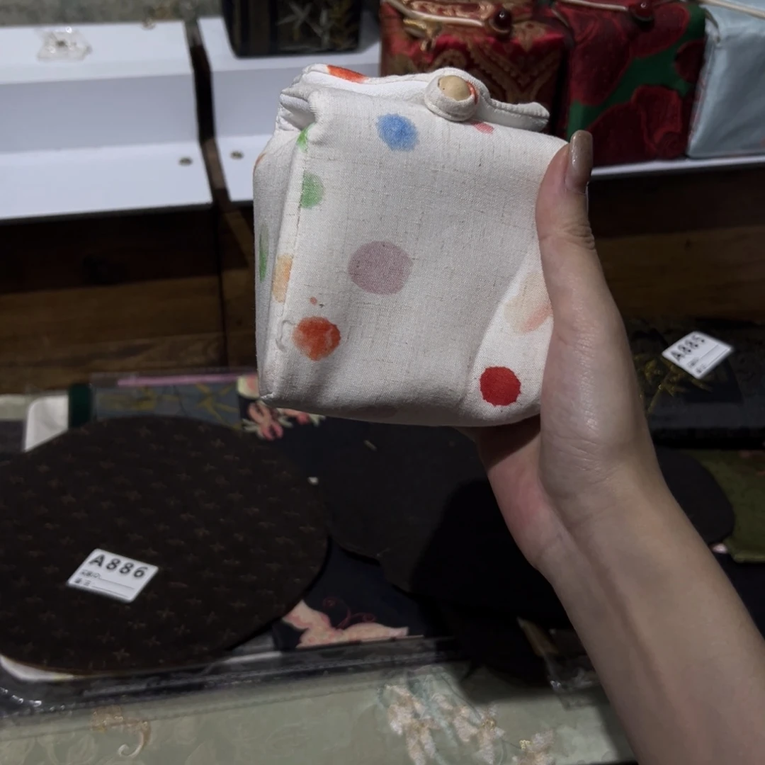 瓷片陶瓷。        陶瓷。