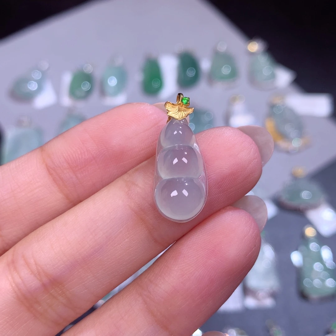 颈饰18K金镶嵌翡翠福豆