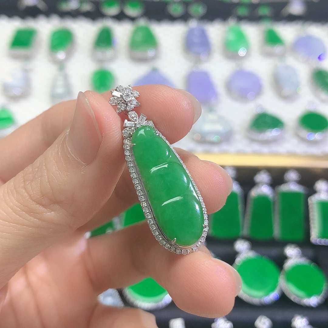 颈饰18K金镶嵌翡翠吊坠